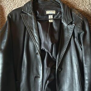 Woman short leather jacket
